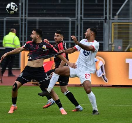 15 11 2025 xkhx Kassel Regionalliga Südwest season 2025 2026 KSV Hessen Kassel Kickers Offenbach OFC JAYSON BREITENBACH 27, OFC holds Lukas Peter Rupp 33, Hessen Kassel by the jersey