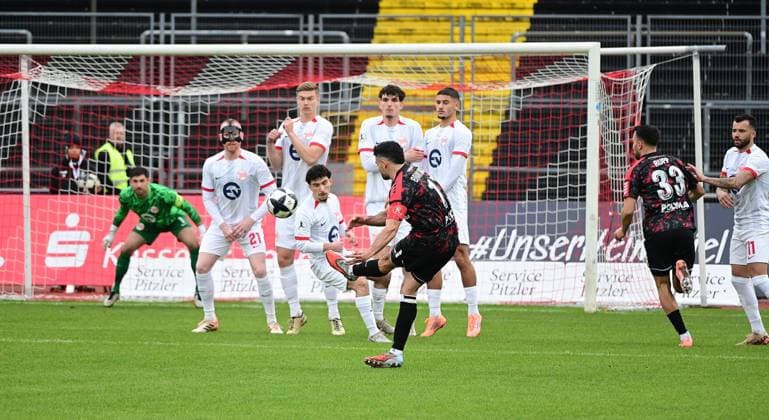 15 11 2025 xkhx Kassel Regionalliga Südwest season 2025 2026 KSV Hessen Kassel Kickers Offenbach OFC Adrian Bravo Sanchez 17, Hessen Kassel pulls away, the OFC defense with Ron Berlinski 21, OFC stands