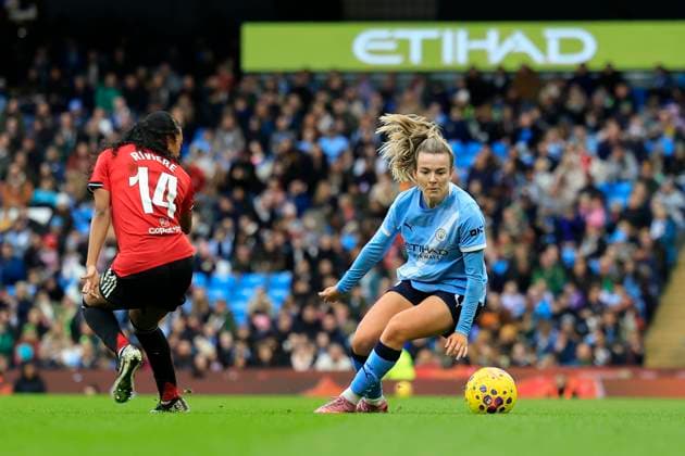 Manchester City Women v Manchester United, ManU Women Women s Super League 15 11 2025. Lauren Hemp (11) of Manchester City controls the ball during the Women s Super League match between Manchester City Women and Manchester United Women at the Etihad Stadium, Manchester, England on 15 November 2025. Manchester Etihad Stadium Manchester England Editorial use only DataCo restrictions apply See www.football-dataco.com , Copyright: xConorxMolloyx PSI-23220-0050
