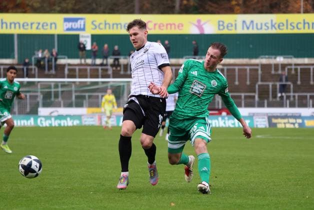 15 11 2025, Football, Men, Regionalliga Südwest, Season 2025 2026, FC 08 Homburg SV Sandhausen, Tim Steinmetz FC 08 Homburg , Jahn Herrmann SV Sandhausen Homburg Waldstadion Saarland Germany DEU Copyright: xSebastianxBachx