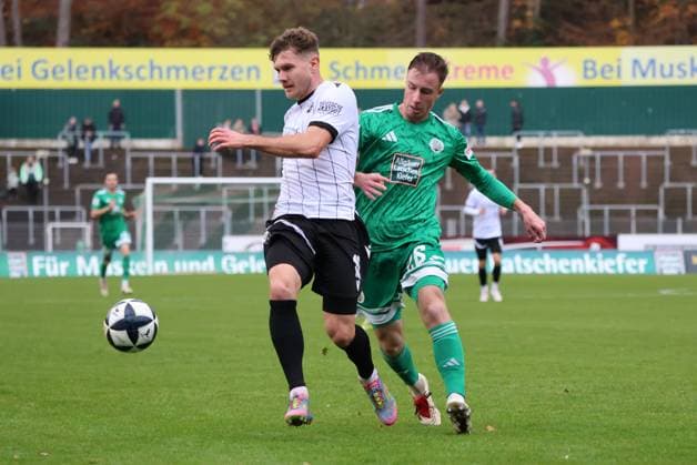 15 11 2025, Football, Men, Regionalliga Südwest, Season 2025 2026, FC 08 Homburg SV Sandhausen, Tim Steinmetz FC 08 Homburg , Jahn Herrmann SV Sandhausen Homburg Waldstadion Saarland Germany DEU Copyright: xSebastianxBachx