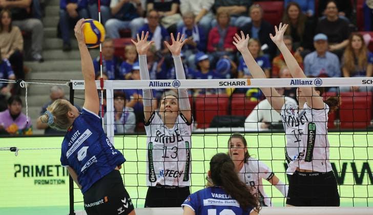 Stuttgart , Volleyball Bundesliga Allianz MTV Stuttgart vs Binder Blaubären Flacht , from left Antonia Stautz Stgt Roxana Vogel Lizzy Irine Lobzhanidze Flacht