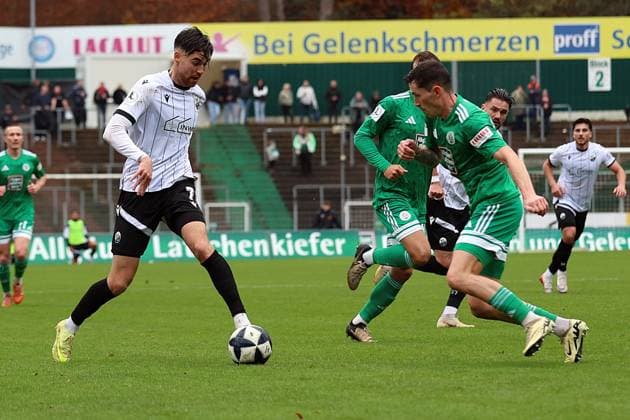 15 11 2025, xrekx, Fußball Regionalliga Suedwest, FC Homburg SV Sandhausen v l David Mamutovic SV Sandhausen Phillipp Steinhart FC 08 Homburg Zweikampf, Aktion, action, battle for the ball DFL DFB REGULATIONS PROHIBIT ANY USE OF PHOTOGRAPHS as IMAGE SEQUENCES and or QUASI VIDEO Homburg