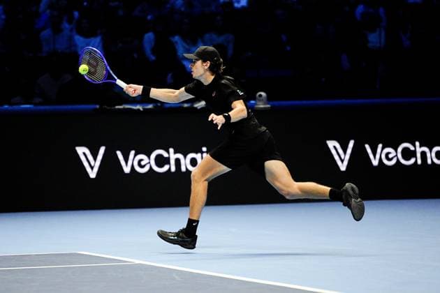 Australia s Alex de Minaur returns the ball to Italy s Jannik Sinnerr on the singles semi-finals tennis match of the ATP, Tennis Herren World Tour Finals at the Inalpi Arena in Turin, Italy - Saturday, Nov. 15, 2025. -  Copyright: xMarcoxAlpozzi LaPressex