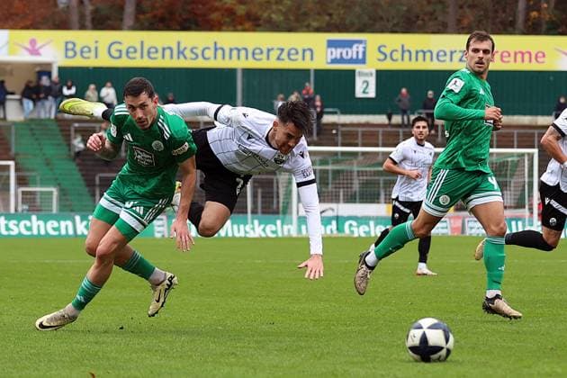 15 11 2025, xrekx, Soccer Regionalliga Suedwest, FC Homburg SV Sandhausen v l Phillipp Steinhart FC 08 Homburg David Mamutovic SV Sandhausen Zweikampf, Aktion, action, battle for the ball DFL DFB REGULATIONS PROHIBIT ANY USE OF PHOTOGRAPHS as IMAGE SEQUENCES and or QUASI VIDEO Homburg