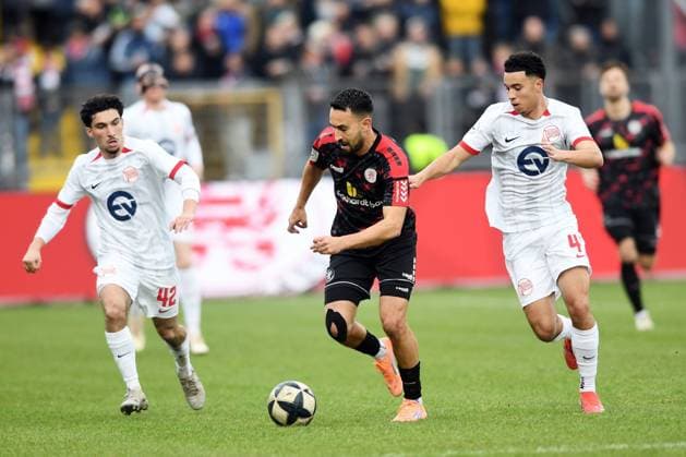 Battle for the ball between Giuseppe Franco Kickers Offenbach 42 , Lukas Rupp KSV Hessen Kassel 33 and Mohamadaziz Abselhadi Kickers Offenbach 41 R , GER, KSV Hessen Kassel vs Kickers Offenbach, Football, Regionalliga Suedwest, Season 2025 2026, Matchday 17, 15 11 2025, GER, Football, Regionalliga Suedwest KSV Hessen Kassel vs Kickers Offenbach, 15 11 2025 Kassel Copyright: xRolandxSippelx-xEibner-Pressefotox EP_RSL