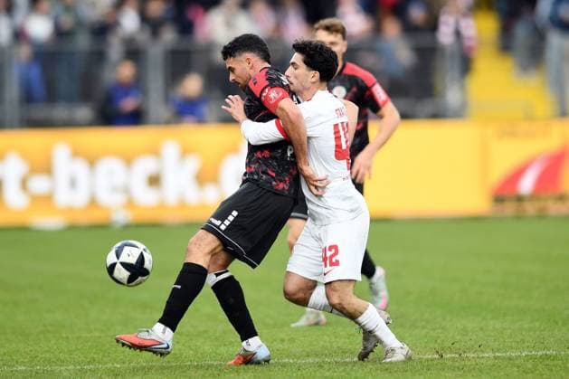 duel between Adrian Bravo Sanchez KSV Hessen Kassel 17 and Giuseppe Franco Kickers Offenbach 42 , GER, KSV Hessen Kassel vs Kickers Offenbach, Football, Regionalliga Suedwest, Season 2025 2026, Matchday 17, 15 11 2025, GER, Football, Regionalliga Suedwest KSV Hessen Kassel vs Kickers Offenbach, 15 11 2025 Kassel Copyright: xRolandxSippelx-xEibner-Pressefotox EP_RSL