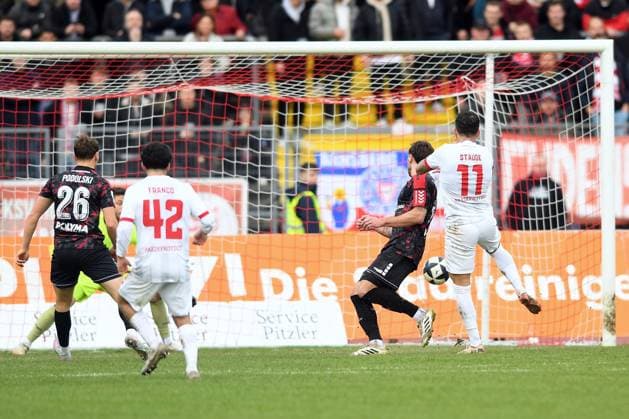 Keanu Staude Kickers Offenbach 11 scores the goal for 0 1 Lukas Rupp KSV Hessen Kassel 33 L , Giuseppe Franco Kickers Offenbach 42 , Luis Podolski KSV Hessen Kassel 26 , GER, KSV Hessen Kassel vs Kickers Offenbach, Soccer, Regionalliga Suedwest, Season 2025 2026, Matchday 17, 15 11 2025, GER, Soccer, Regionalliga Suedwest KSV Hessen Kassel vs Kickers Offenbach, 15 11 2025 Kassel Copyright: xRolandxSippelx-xEibner-Pressefotox EP_RSL