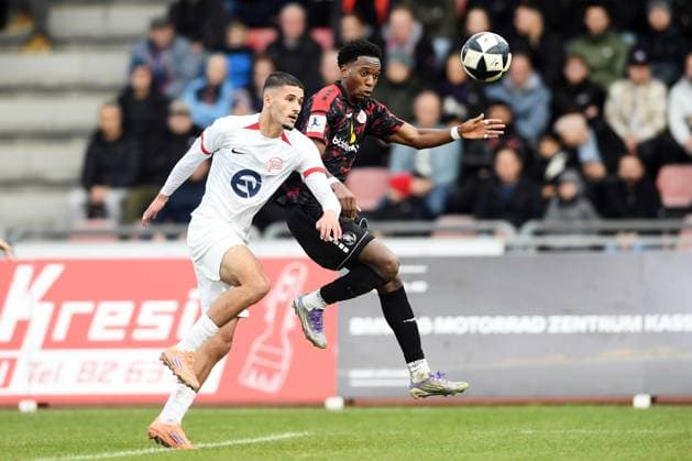 duel between Ouassim Karada Kickers Offenbach 24 and Phinees Bonianga KSV Hessen Kassel 11 R , GER, KSV Hessen Kassel vs Kickers Offenbach, Football, Regionalliga Suedwest, Season 2025 2026, Matchday 17, 15 11 2025, GER, Football, Regionalliga Suedwest KSV Hessen Kassel vs Kickers Offenbach, 15 11 2025 Kassel Copyright: xRolandxSippelx-xEibner-Pressefotox EP_RSL