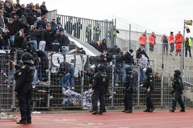 15 11 2025, Football, Men, Regionalliga Südwest, Season 2025 2026, FC 08 Homburg SV Sandhausen, The police use pepper spray against the rioting fans of SV Sandhausen Homburg Waldstadion Saarland Germany DEU Copyright: xSebastianxBachx