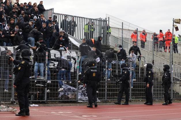 15 11 2025, Football, Men, Regionalliga Südwest, Season 2025 2026, FC 08 Homburg SV Sandhausen, The police use pepper spray against the rioting fans of SV Sandhausen Homburg Waldstadion Saarland Germany DEU Copyright: xSebastianxBachx