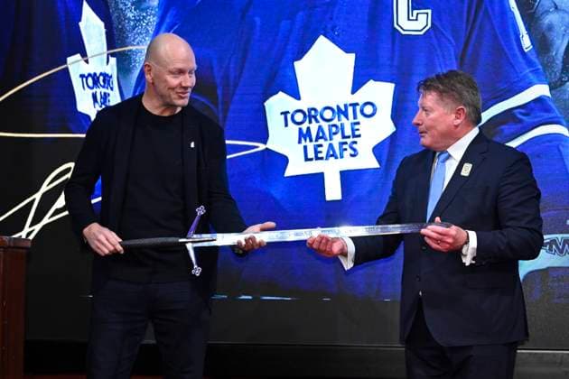 STOCKHOLM, SWEDEN 20251115 Mats Sundin is awarded the Börje Salming Courage Award and receives a sword from former Canadian ice hockey goalie Glenn Healy The award is officially presented in connection with the NHL Global Series, at a gala in the Hall of Mirrors at the Grand Hotel in Stockholm on Saturday STOCKHOLM SWEDEN x10090x  Copyright: xClaudioxBresciani TTx MATS SUNDIN MOTTAR BÖRJE SALMING COURAGE AWARD