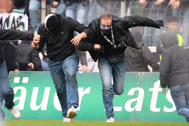 15 11 2025, Football, Men, Regionalliga Südwest, Season 2025 2026, FC 08 Homburg SV Sandhausen, Riot and brawl at Homburg Waldstadion Homburg Waldstadion Saarland Germany DEU Copyright: xSebastianxBachx