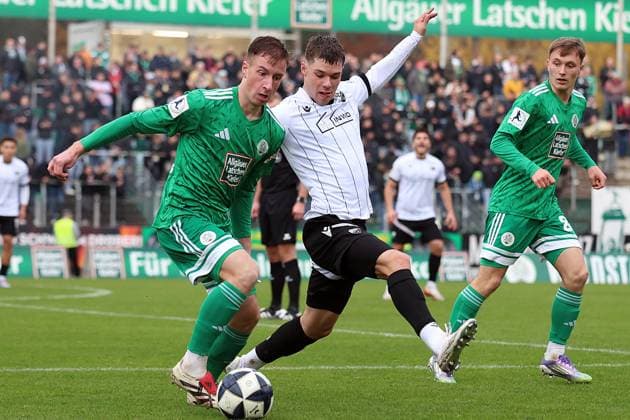 15 11 2025, xrekx, Soccer Regionalliga Suedwest, FC Homburg SV Sandhausen v l Tim Steinmetz FC 08 Homburg Maximilian Wagner SV Sandhausen Zweikampf, Aktion, action, battle for the ball DFL DFB REGULATIONS PROHIBIT ANY USE OF PHOTOGRAPHS as IMAGE SEQUENCES and or QUASI VIDEO Homburg