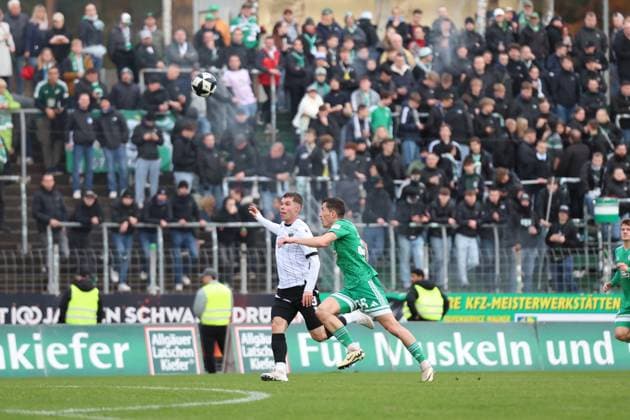 15 11 2025, xrekx, Soccer Regionalliga Suedwest, FC Homburg SV Sandhausen v l Maximilian Wagner SV Sandhausen Phillipp Steinhart FC 08 Homburg DFL DFB REGULATIONS PROHIBIT ANY USE OF PHOTOGRAPHS as IMAGE SEQUENCES and or QUASI VIDEO Homburg
