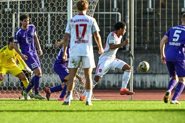 Regionalliga Bayern Schwaben Augsburg vs 1 FC Nürnberg II, 15 11 2025 Eliyah Rau 1 FC Nürnberg II, 20 , Augsburg, 14 11 2025 18 Matchday of Regionalliga Bayern, Schwaben Augsburg vs 1 FC Nürnberg II, Augsburg Rosenaustadion Copyright: xBEAUTIFULxSPORTS Märklx