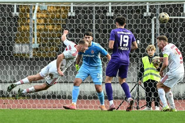 Regionalliga Bayern Schwaben Augsburg vs 1 FC Nürnberg II, 15 11 2025 Leo Eberle 1 FC Nürnberg II, 13 clears with header , Augsburg, 14 11 2025 18 Matchday of Regionalliga Bayern, Schwaben Augsburg vs 1 FC Nürnberg II, Augsburg Rosenaustadion Copyright: xBEAUTIFULxSPORTS Märklx