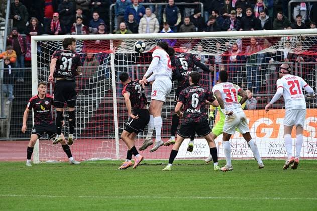 15 11 2025 xkhx Kassel Regionalliga Südwest season 2025 2026 KSV Hessen Kassel Kickers Offenbach OFC Kilian Skolik 23,OFC in front of the goal of goalkeeper Jonas Janko Weyand 1, Hessen Kassel