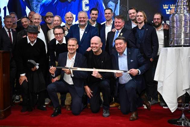 STOCKHOLM, SWEDEN 20251115 Mats Sundin in the middle is awarded the Börje Salming Courage Award and receives a sword To the left of the winner sits Nicklas Lidström and to the right Jari Kurri The prize is officially awarded in connection with the NHL Global Series, at a gala in the Hall of Mirrors at the Grand Hotel in Stockholm on Saturday STOCKHOLM SWEDEN x10090x  Copyright: xClaudioxBresciani TTx MATS SUNDIN MOTTAR BÖRJE SALMING COURAGE AWARD