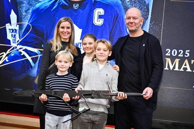 STOCKHOLM, SWEDEN 20251115 Mats Sundin with his wife Josephine and children Julian, Bonnie and Nathanael as he receives the Börje Salming Courage Award and a sword ,The award will be officially presented in conjunction with the NHL Global Series, at a gala in the Hall of Mirrors at the Grand Hotel in Stockholm on Saturday STOCKHOLM SWEDEN x10090x  Copyright: xClaudioxBresciani TTx MATS SUNDIN MOTTAR BÖRJE SALMING COURAGE AWARD