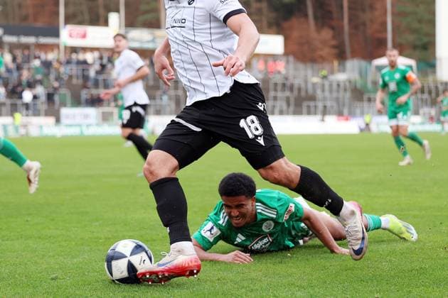 15 11 2025, xrekx, Fußball Regionalliga Suedwest, FC Homburg SV Sandhausen v l Berk Inaler SV Sandhausen Ken Mata FC 08 Homburg Zweikampf, Aktion, action, battle for the ball DFL DFB REGULATIONS PROHIBIT ANY USE OF PHOTOGRAPHS as IMAGE SEQUENCES and or QUASI VIDEO Homburg