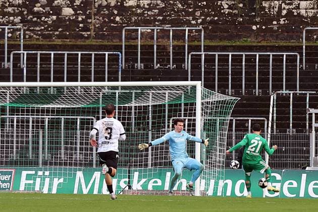 15 11 2025, xrekx, Fußball Regionalliga Suedwest, FC Homburg SV Sandhausen v l Torchance Nicolas Jörg Joerg FC 08 Homburg unter die Latte DFL DFB REGULATIONS PROHIBIT ANY USE OF PHOTOGRAPHS as IMAGE SEQUENCES and or QUASI VIDEO Homburg