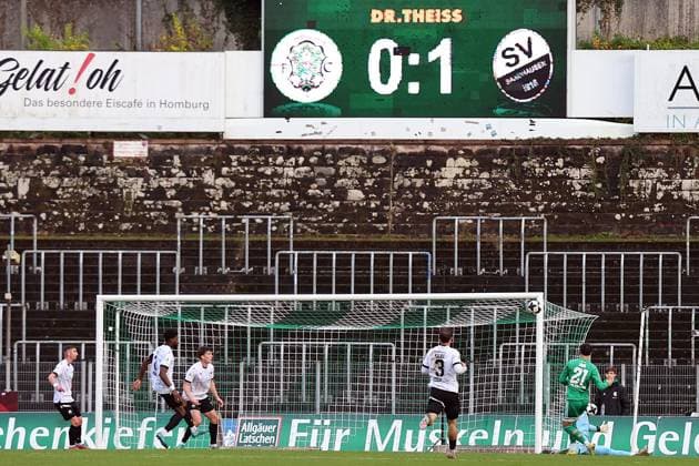 15 11 2025, xrekx, Fußball Regionalliga Suedwest, FC Homburg SV Sandhausen v l Torchance Nicolas Jörg Joerg FC 08 Homburg unter die Latte DFL DFB REGULATIONS PROHIBIT ANY USE OF PHOTOGRAPHS as IMAGE SEQUENCES and or QUASI VIDEO Homburg