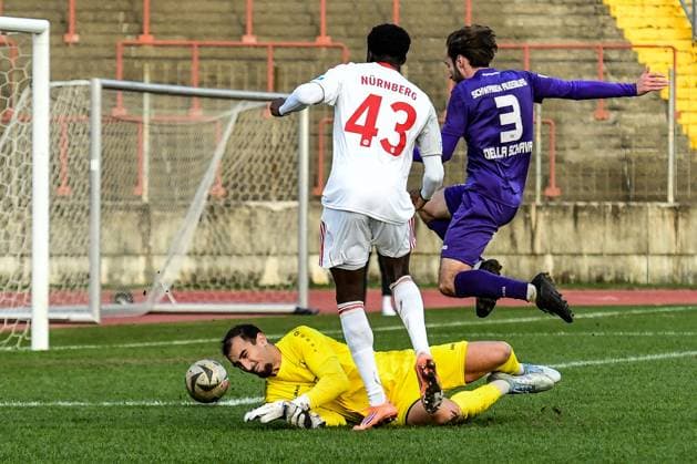 Regionalliga Bayern Schwaben Augsburg vs 1 FC Nürnberg II, 15 11 2025 David Okpodu 1 FC Nürnberg II, 43 overcomes Iason Drobny TSV Schwaben Augsburg, 1 and Nicola Della Schiava TSV Schwaben Augsburg, 3 , Augsburg, 14 11 2025 18 Matchday of Regionalliga Bayern, Schwaben Augsburg vs 1 FC Nürnberg II, Augsburg Rosenaustadion Copyright: xBEAUTIFULxSPORTS Märklx