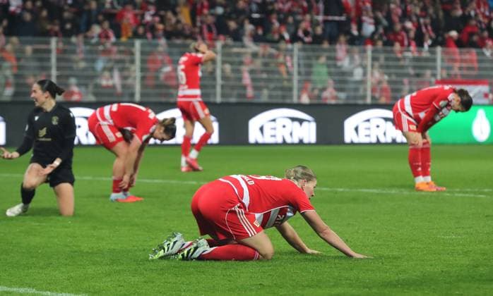 front Samantha Steuerwald, Union women disappointed after the end of the match Disappointment Sport Football Soccer DFB Cup Womens Womens Round of 16 Season 2025 2026 15 11 2025 1 FC Union Berlin vs FC Carl Zeiss Jena DFL regulations prohibit any use of photographs as image sequences and or quasi video