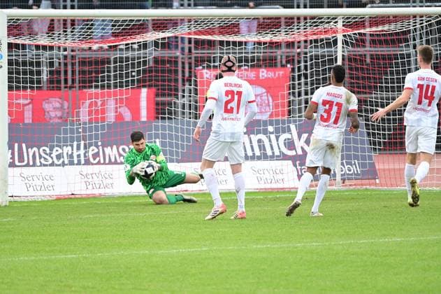 15 11 2025 xkhx Kassel Regionalliga Südwest Season 2025 2026 KSV Hessen Kassel Kickers Offenbach OFC Goalkeeper Johannes Brinkies 1, OFC holds