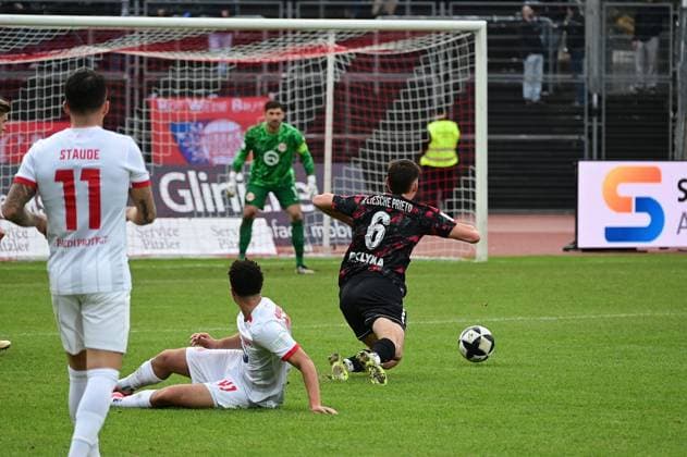 15 11 2025 xkhx Kassel Regionalliga Südwest season 2025 2026 KSV Hessen Kassel Kickers Offenbach OFC Aaron Liesche Prieto 6, Hessen Kassel stumble on the way to the OFC goal