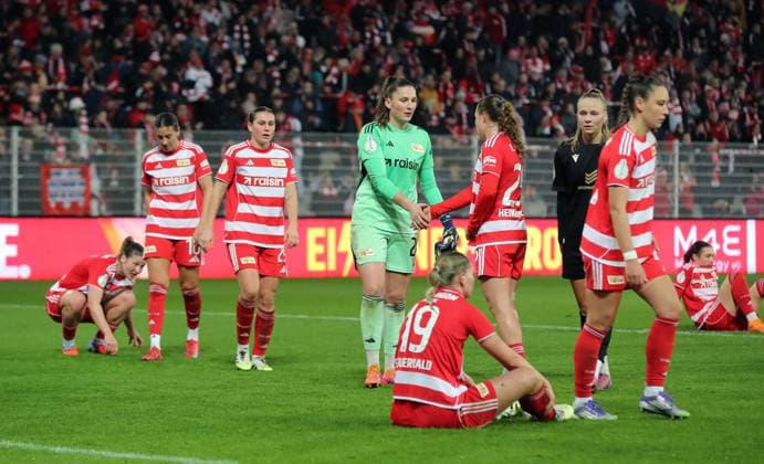 front Samantha Steuerwald, Union women disappointed after the end of the match Disappointment Sport Football Soccer DFB Cup Womens Womens Round of 16 Season 2025 2026 15 11 2025 1 FC Union Berlin vs FC Carl Zeiss Jena DFL regulations prohibit any use of photographs as image sequences and or quasi video