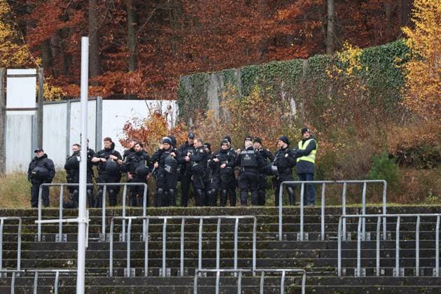 15 11 2025, xrekx, Fußball Regionalliga Suedwest, FC Homburg SV Sandhausen v l Polizei im Block DFL DFB REGULATIONS PROHIBIT ANY USE OF PHOTOGRAPHS as IMAGE SEQUENCES and or QUASI VIDEO Homburg