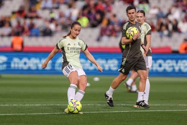 November 15, 2025, Barcelona, Barcelona, Spain: Sara Ilonka Dabritz of Real Madrid CF warms up during the Spanish Women league, Liga F, football match played between FC Barcelona, Barca and Real Madrid CF at Estadi Olimpic Lluis Companys on November 15, 2025 in Barcelona, Spain. Barcelona Spain - ZUMAa181 20251115_zaa_a181_004 Copyright: xJavierxBorregox
