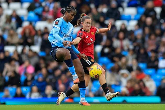 Manchester City Women v Manchester United, ManU Women Women s Super League 15 11 2025. Khadija Shaw (9) of Manchester City and Maya Le Tissier (4) of Manchester United challenge for the ball during the Women s Super League match between Manchester City Women and Manchester United Women at the Etihad Stadium, Manchester, England on 15 November 2025. Manchester Etihad Stadium Manchester England Editorial use only DataCo restrictions apply See www.football-dataco.com , Copyright: xConorxMolloyx PSI-23220-0056