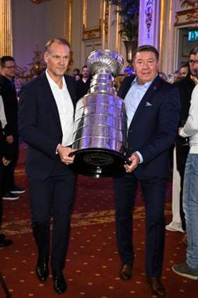 STOCKHOLM, SWEDEN 20251115 Nicklas Lidström and Jari Kurri carry the Stanley Cup trophy as Mats Sundin is presented with the Börje Salming Courage Award, which is officially presented in conjunction with the NHL Global Series, at a gala in the Hall of Mirrors at the Grand Hotel in Stockholm on Saturday STOCKHOLM SWEDEN x10090x  Copyright: xClaudioxBresciani TTx MATS SUNDIN MOTTAR BÖRJE SALMING COURAGE AWARD