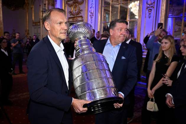 STOCKHOLM, SWEDEN 20251115 Nicklas Lidström and Jari Kurri carry the Stanley Cup trophy as Mats Sundin is presented with the Börje Salming Courage Award, which is officially presented in conjunction with the NHL Global Series, at a gala in the Hall of Mirrors at the Grand Hotel in Stockholm on Saturday STOCKHOLM SWEDEN x10090x  Copyright: xClaudioxBresciani TTx MATS SUNDIN MOTTAR BÖRJE SALMING COURAGE AWARD