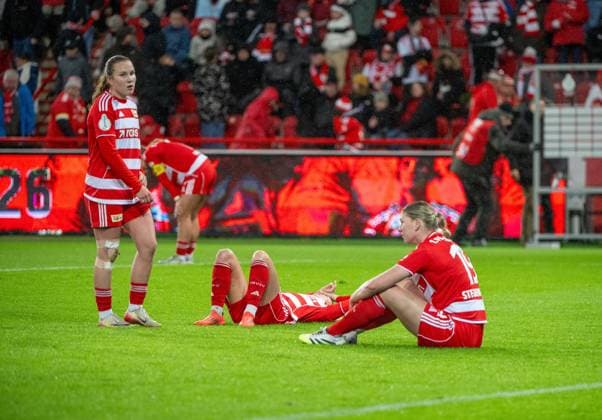 Soccer, Women, Season 2025 2026, DFB Cup round of 16 , 1 FC Union Berlin FC Carl Zeiss Jena, f l Ida Heikkinen 1 Women 1 FC Union , Judith Steinert 1 Women 1 FC Union , Samantha Steuerwald 1 Women 1 FC Union , Disappointment after the final whistle, 15 11 2025, Copyright: xMatthiasxKochx