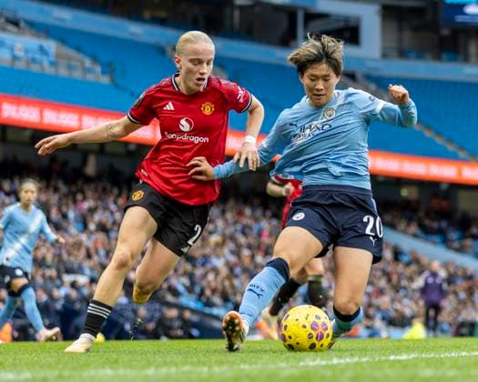 15th November 2025; Etihad Stadium, Manchester, England; Womens Super League Football, Manchester City versus Manchester United, ManU Aoba Fujino of Manchester City Women under pressure from Anna Sandberg of Manchester United Women  TimxWilliams