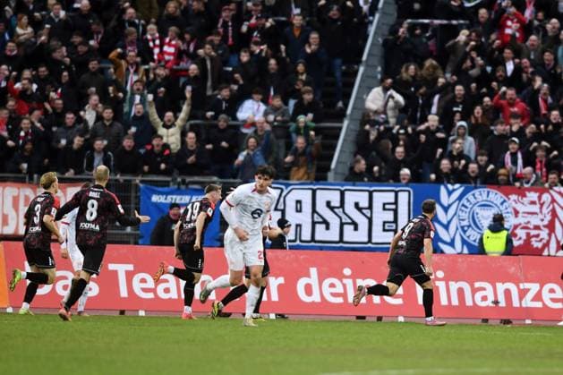 Celebration after the goal to 1 1 , Benjamin Girth KSV Hessen Kassel 9 M , GER, KSV Hessen Kassel vs Kickers Offenbach, Football, Regionalliga Suedwest, Season 2025 2026, Matchday 17, 15 11 2025, GER, Football, Regionalliga Suedwest KSV Hessen Kassel vs Kickers Offenbach, 15 11 2025 Kassel Copyright: xRolandxSippelx-xEibner-Pressefotox EP_RSL