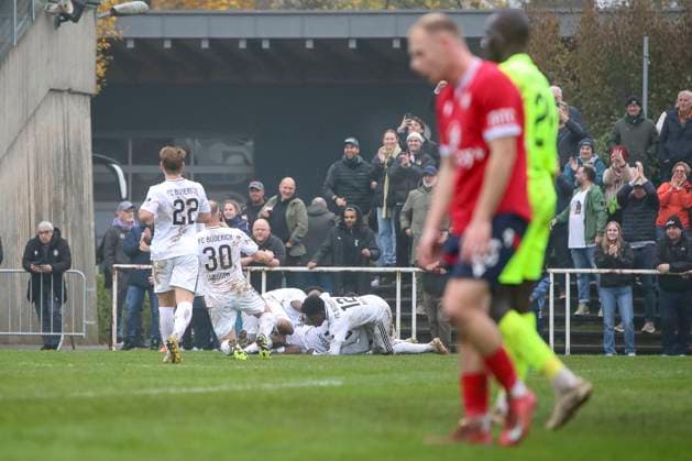 Büderich, Germany, 15 11 25 Jannik Schulte celebrates with his team after scoring the 1-0 goal during the Lower Rhine Cup quarter-final between FC Büderich and Wuppertaler SV at Stadion am Eisenbrand Büderich Stadion am Eisenbrand North Rhine Westphalia Germany Copyright: xBrauer-Fotoagenturx xAdrianxSchlx