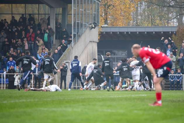 Büderich, Germany, 15 11 25 Jannik Schulte celebrates with his team after scoring the 1-0 goal during the Lower Rhine Cup quarter-final between FC Büderich and Wuppertaler SV at Stadion am Eisenbrand Büderich Stadion am Eisenbrand North Rhine Westphalia Germany Copyright: xBrauer-Fotoagenturx xAdrianxSchlx
