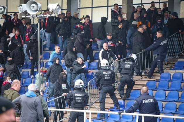Büderich, Germany, 15 11 25 the fans of Wuppertaler SV riot during the match in the Lower Rhine Cup quarterfinal FC Büderich vs Wuppertaler SV in the stadium at Eisenbrand Büderich Stadion am Eisenbrand North Rhine Westphalia Germany Copyright: xBrauer-Fotoagenturx xAdrianxSchlx