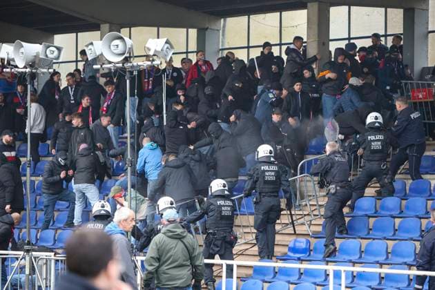 Büderich, Deutschland, 15.11.25: die Fans vom Wuppertaler SV randalieren waehrend des Spiels im Niederrheinpokal Viertelfinale FC Büderich vs Wuppertaler SV im Stadion am Eisenbrand Büderich Stadion am Eisenbrand North Rhine-Westphalia Germany *** Büderich, Germany, 15 11 25 the fans of Wuppertaler SV riot during the match in the Lower Rhine Cup quarterfinal FC Büderich vs Wuppertaler SV in the stadium at Eisenbrand Büderich Stadion am Eisenbrand North Rhine Westphalia Germany Copyright: xBrauer-Fotoagenturx xAdrianxSchlx