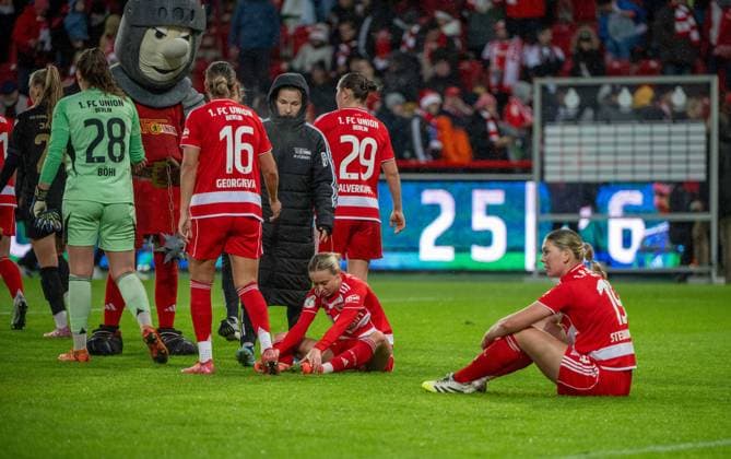 Soccer, Women, Season 2025 2026, DFB Cup Round of 16 , 1 FC Union Berlin FC Carl Zeiss Jena, f l Goalkeeper Nadine Böhi 1 Women 1 FC Union , Mascot Ritter Keule 1 FC Union , Marina Georgieva 1 Women 1 FC Union , Katja Orschmann 1 Women 1 FC Union , Judith Steinert 1 Women 1 FC Union , Antonia Halverkamps 1 Women 1 FC Union , Samantha Steuerwald 1 Women 1 FC Union , Disappointment after the final whistle, 15 11 2025, Copyright: xMatthiasxKochx