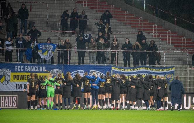 Soccer, Women, Season 2025 2026, DFB Cup Round of 16, 1 FC Union Berlin FC Carl Zeiss Jena, Guest block, Fans and the Jena team, Cheering after the final whistle, 15 11 2025, Copyright: xMatthiasxKochx
