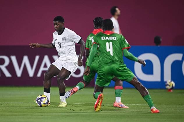 Football, Junior U 17 World Cup 2025 Doha Qatar Round of 16 15 11 2025 Match 83 Germany Burkina Faso Jeremiah Mensah left, Germany against Ousmane Ouedraogo center, Burkina Faso and Issouf Dabo right, Burkina Faso