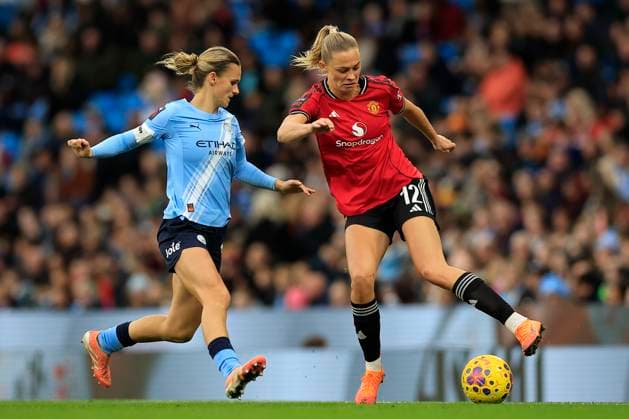 Manchester City Women v Manchester United, ManU Women Women s Super League 15 11 2025. Fridolina Rolfo (12) of Manchester United controls the ball watched by Kerstin Casparij (18) of Manchester City during the Women s Super League match between Manchester City Women and Manchester United Women at the Etihad Stadium, Manchester, England on 15 November 2025. Manchester Etihad Stadium Manchester England Editorial use only DataCo restrictions apply See www.football-dataco.com , Copyright: xConorxMolloyx PSI-23220-0058