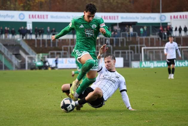 15 11 2025, Football, Men, Regionalliga Südwest, Season 2025 2026, FC 08 Homburg SV Sandhausen, Nicolas Jörg FC 08 Homburg , Louis Kolbe SV Sandhausen Homburg Waldstadion Saarland Germany DEU Copyright: xSebastianxBachx