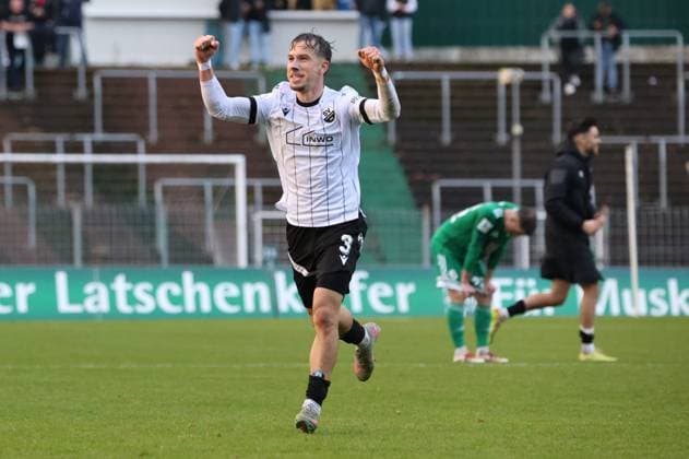 15 11 2025, Football, Men, Regionalliga Südwest, Season 2025 2026, FC 08 Homburg SV Sandhausen, Louis Kolbe SV Sandhausen cheers Homburg Waldstadion Saarland Germany DEU Copyright: xSebastianxBachx